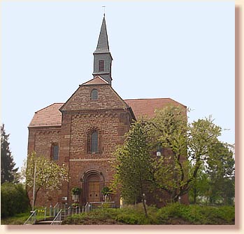 Ansicht der Ostteile der Klosterkirche Lobenfeld. Foto: Helga Steiger. 