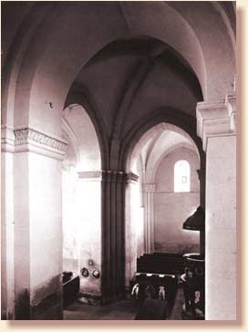 Historische Aufnahme des Querhauses der Lobenfelder Kirche vor der Restaurierung 1910-1913. Foto: Wilhelm Kratt. 